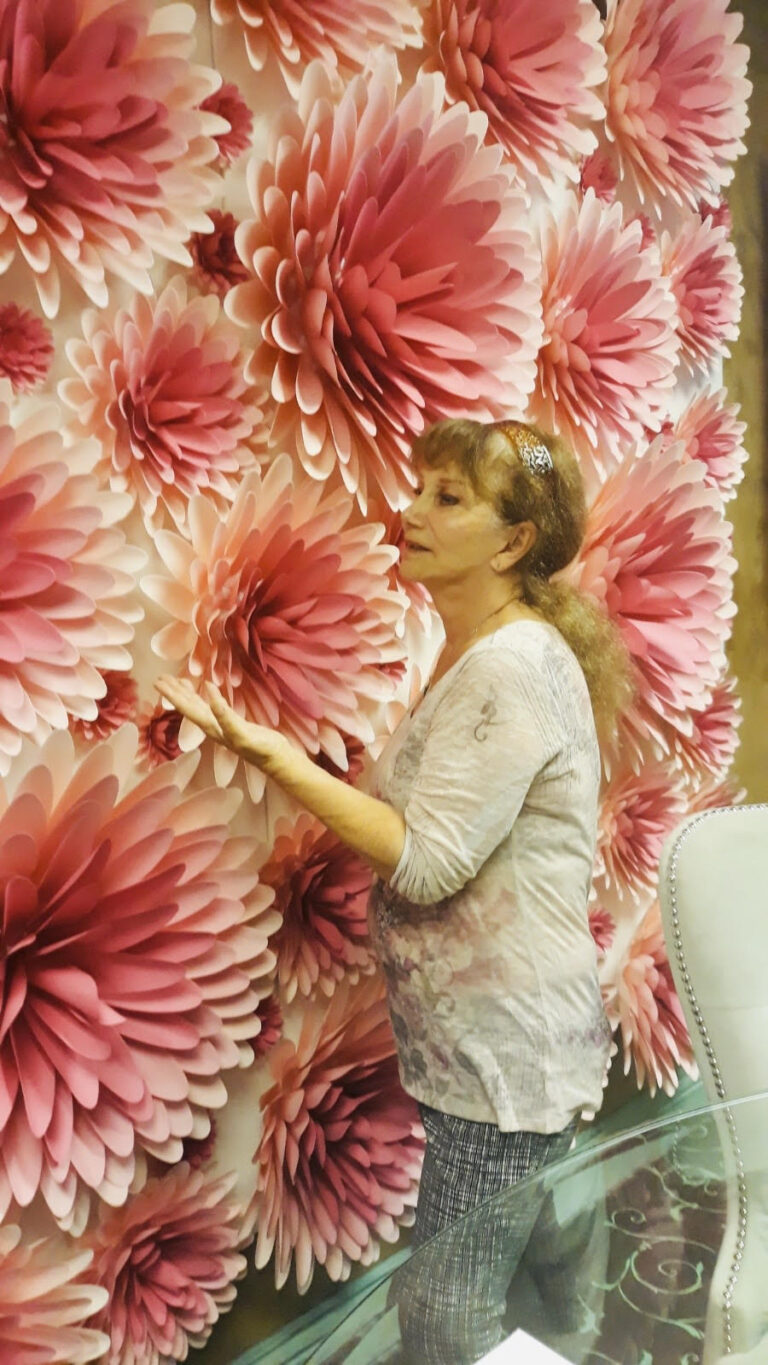 Simin with flower wall